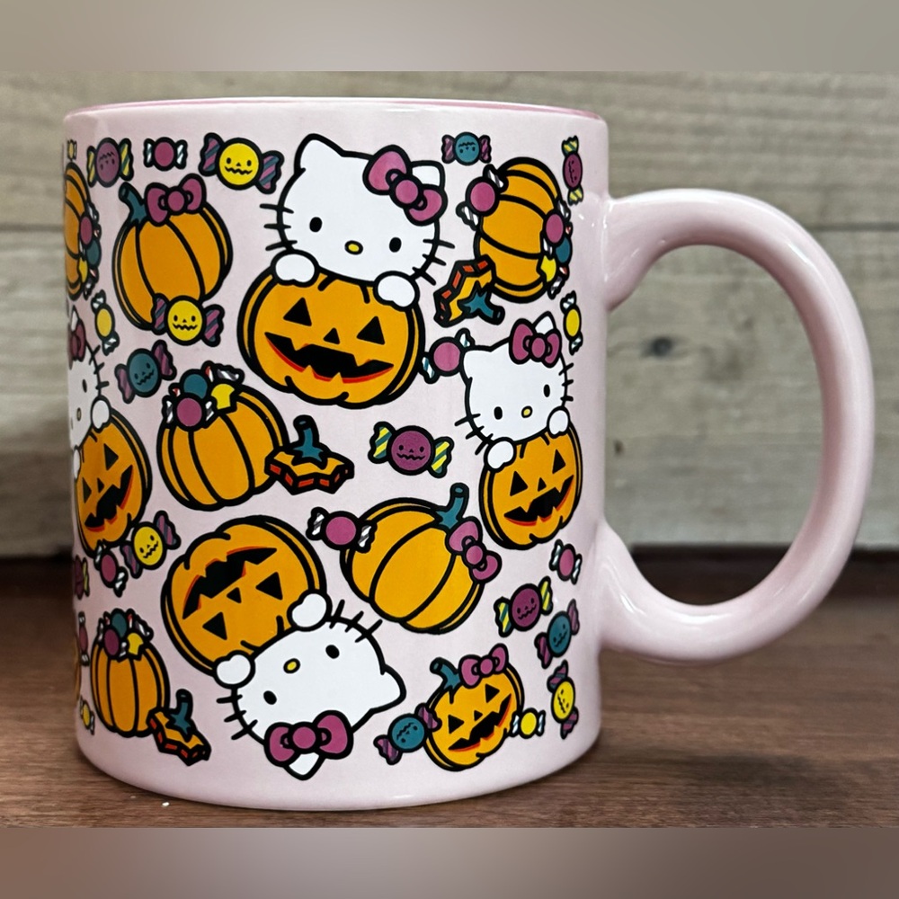 Súper Cute 🥰 Hello Kitty Hugging a pumpkin  🎃 Mug 20oz - NEW
